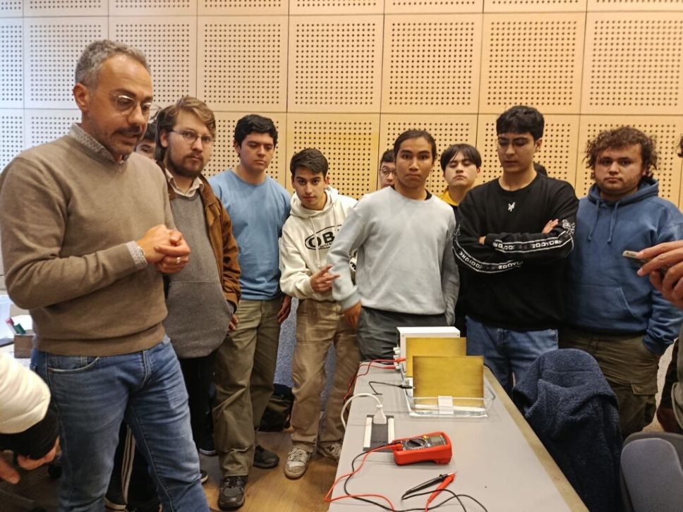 Curso de electromagnetismo: conoce la innovación docente creada en el DFI
