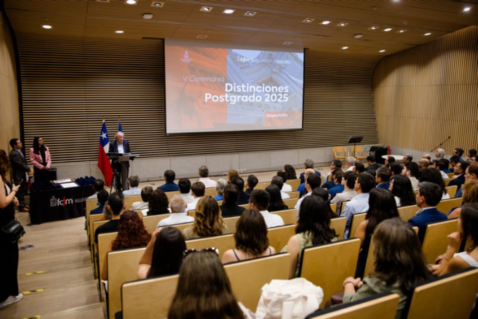 Dos estudiantes del Departamento de Física destacan en la V Ceremonia de Distinciones de Postgrado de la FCFM